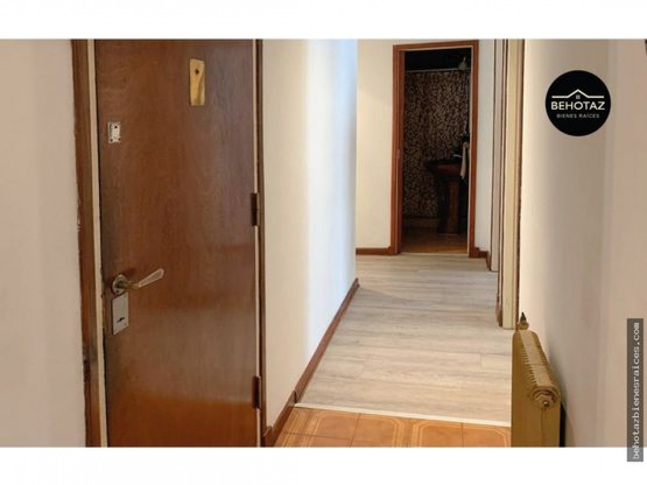 PISO DE CUATRO AMBIENTES CON DEPENDENCIA EN PLAZA MITRE.MAR DEL PLATA