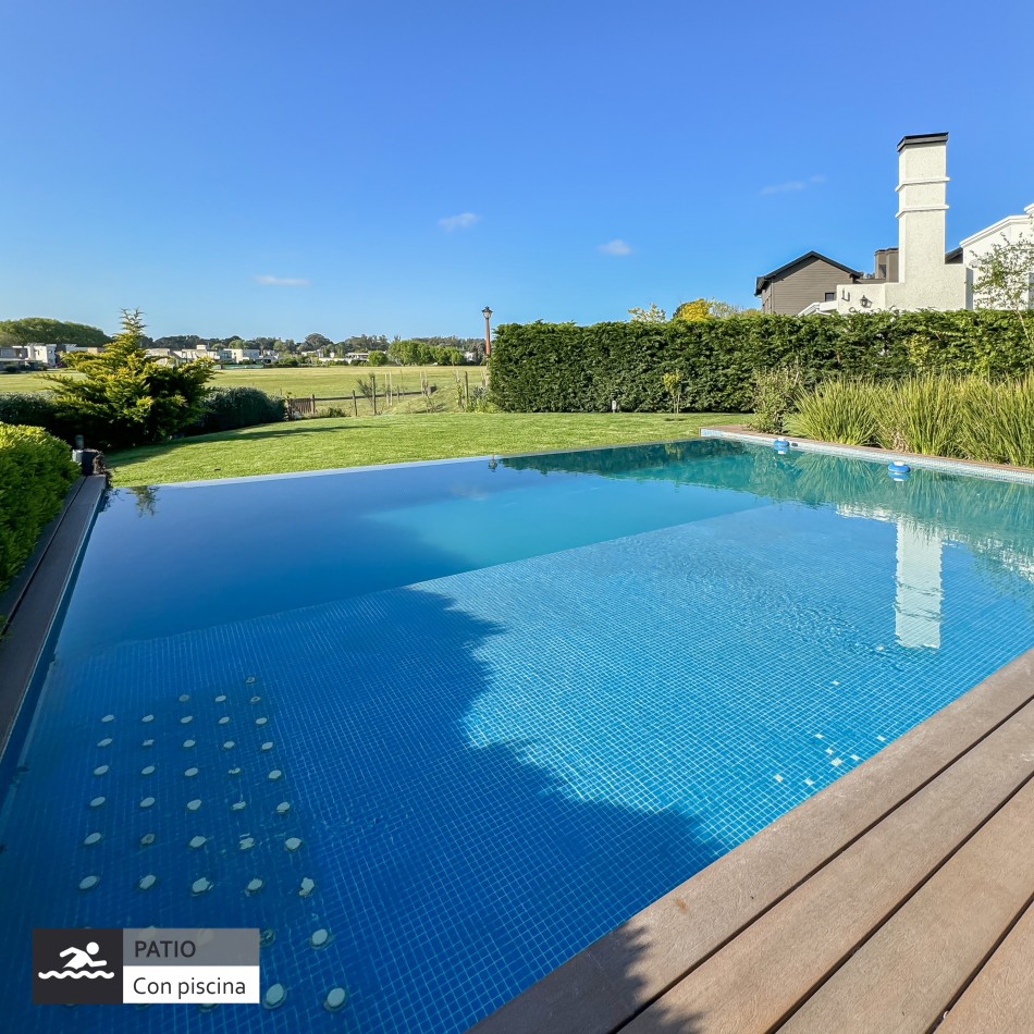 ()Moderna casa con piscina climatizada en barrio privado. Mar del Plata.  