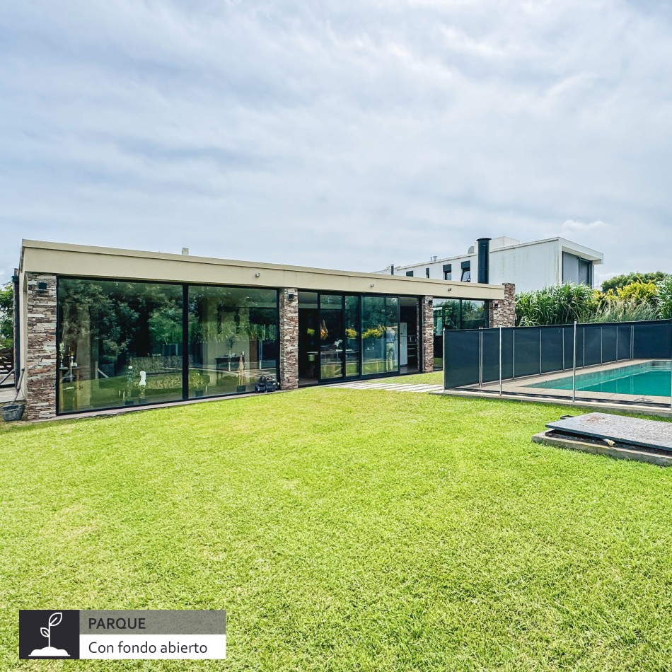 Moderna casa con piscina climatizada en barrio privado Arenas del Sur. Mar del Plata. 