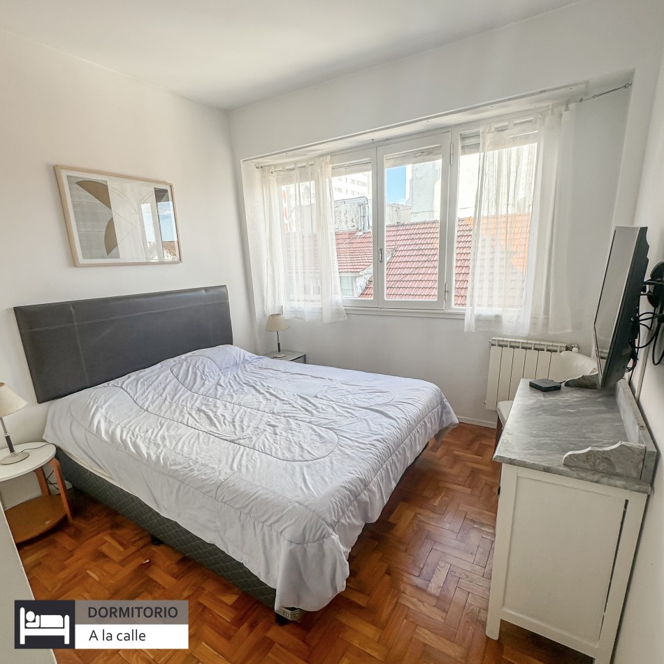 Departamento de 2 ambientes y medio, con balcon a la calle, en Playa Grande. En venta. Mar del Plata