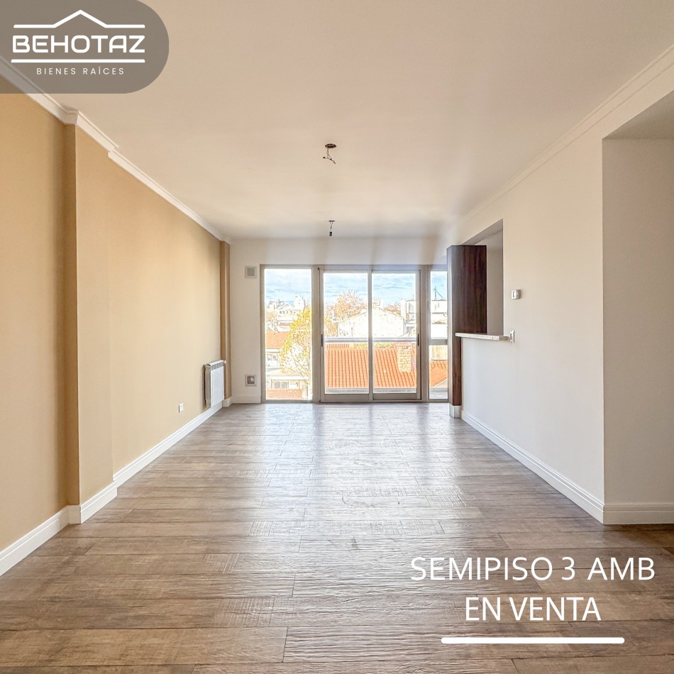 SEMIPISO DE TRES AMBIENTES CON BALCON A LA CALLE Y COCHERA CUBIERTA. MAR DEL PLATA