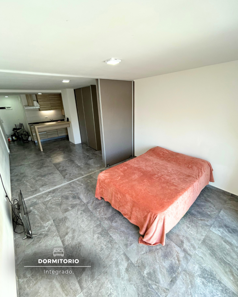 DEPARTAMENTO DE UN AMBIENTE Y MEDIO CON BALCON A UNA CUADRA DEL MAR. PUNTA MOGOTES
