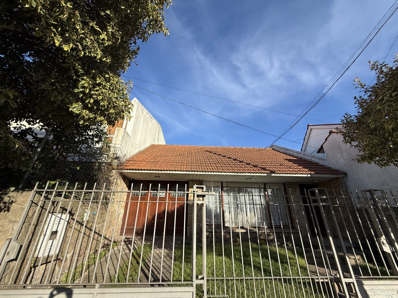 CHALET 3 AMBIENTES CON GARAGE, PATIO Y QUINCHO EN CHAUVIN. MAR DEL PLATA