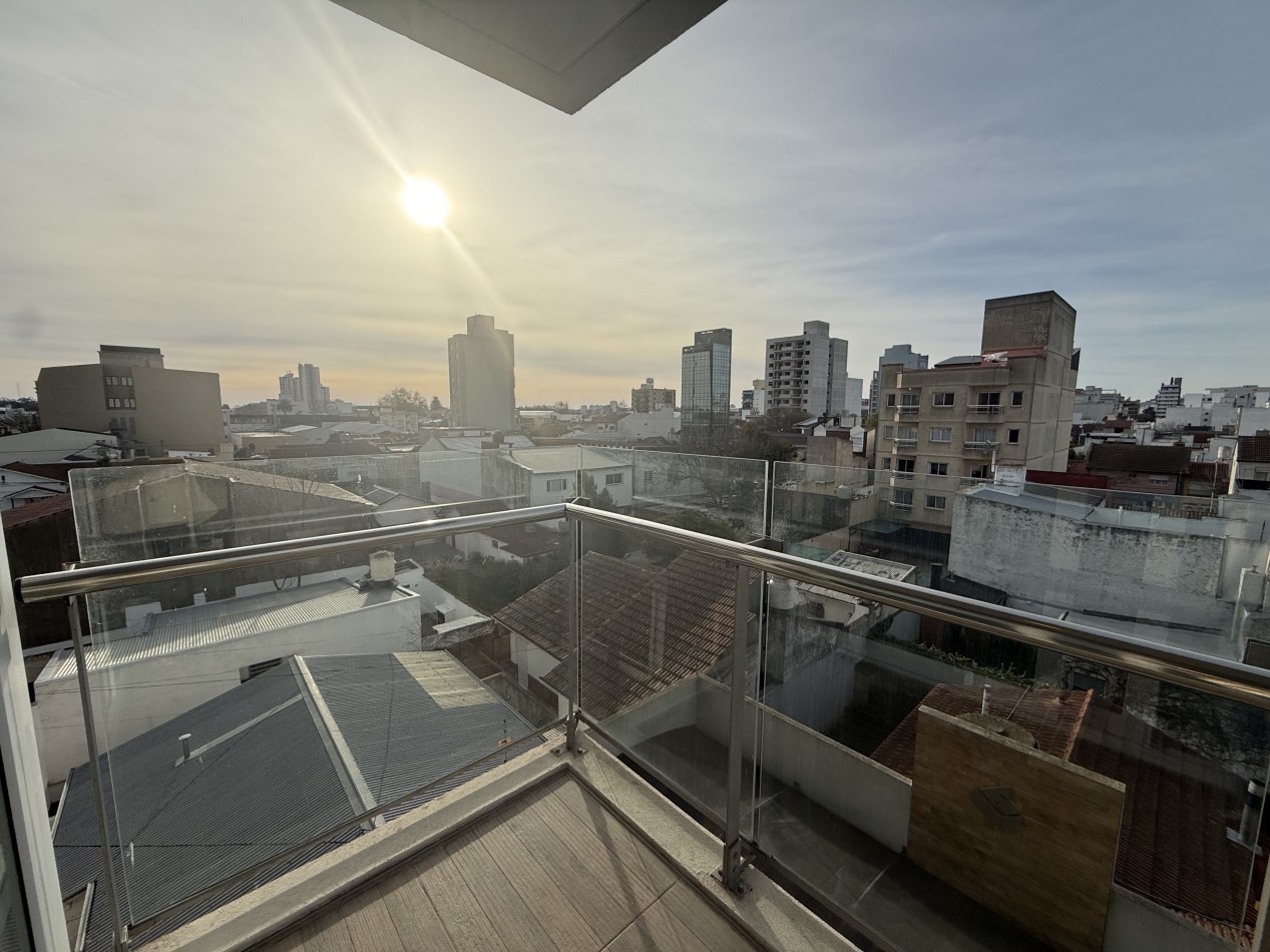 MODERNO SEMIPISO 2 AMBIENTES CON COCHERA Y BAULERA ZONA CHAUVIN. MAR DEL PLATA