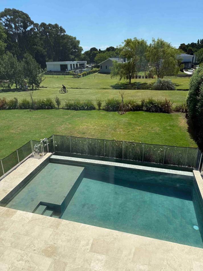 CASA DE CATEGORIA EN BARRIO PRIVADO ARENAS DEL SUR. MAR DEL PLATA