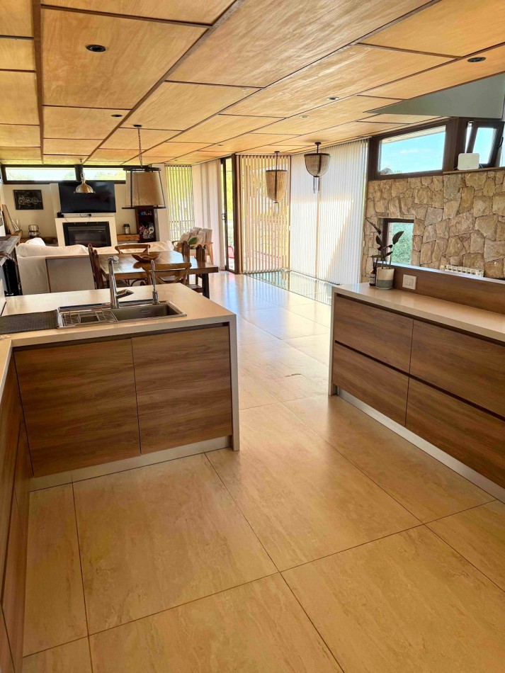 CASA DE CATEGORIA EN BARRIO PRIVADO ARENAS DEL SUR. MAR DEL PLATA