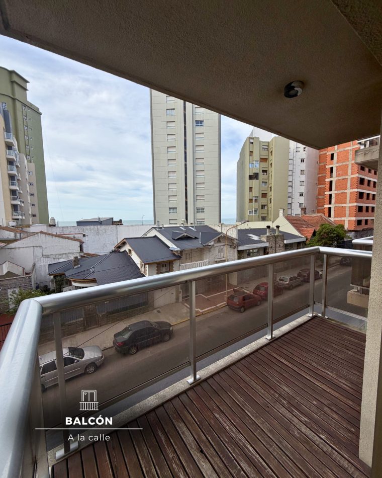 SEMIPISO DE DOS AMBIENTES CON BALCON A LA CALLE A UNA CUADRA DEL MAR . LA PERLA. MAR DEL PLATA