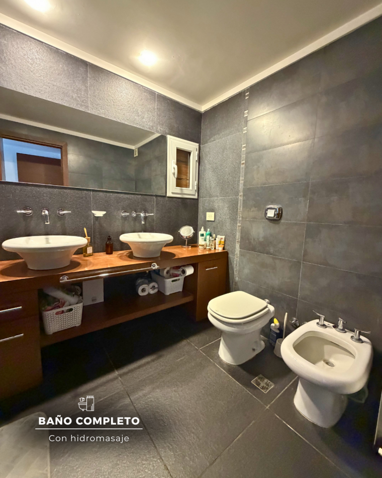 PISO DE CUATRO AMBIENTES CON COCHERA, DOS BAULERAS, PISCINA Y QUINCHO. MAR DEL PLATA 
