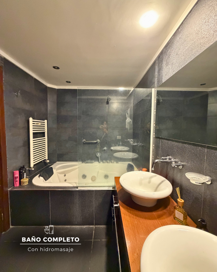 PISO DE CUATRO AMBIENTES CON COCHERA, DOS BAULERAS, PISCINA Y QUINCHO. MAR DEL PLATA 