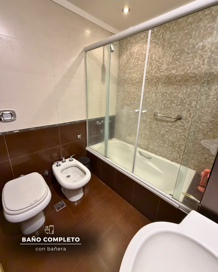 PISO DE CUATRO AMBIENTES CON COCHERA, DOS BAULERAS, PISCINA Y QUINCHO. MAR DEL PLATA 