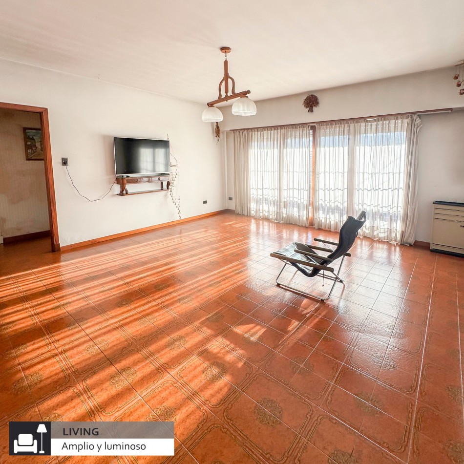CASA EN VENTA 4 AMBIENTES CON PLAYROOM EN BARRIO SAN JOSE