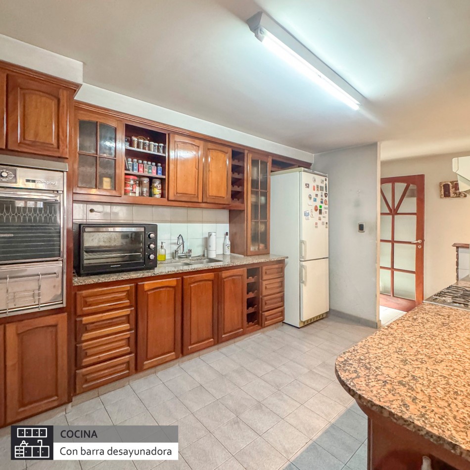 CASA EN VENTA 4 AMBIENTES CON PLAYROOM EN BARRIO SAN JOSE