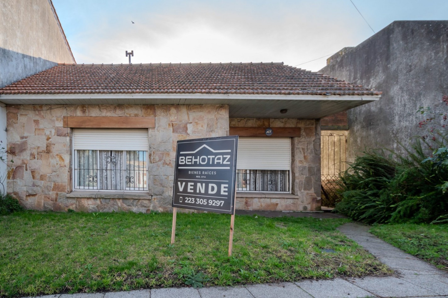OPORTUNIDAD EN SAN CARLOS - CHALET A RECICLAR SOBRE LOTE DE 333 MTS2