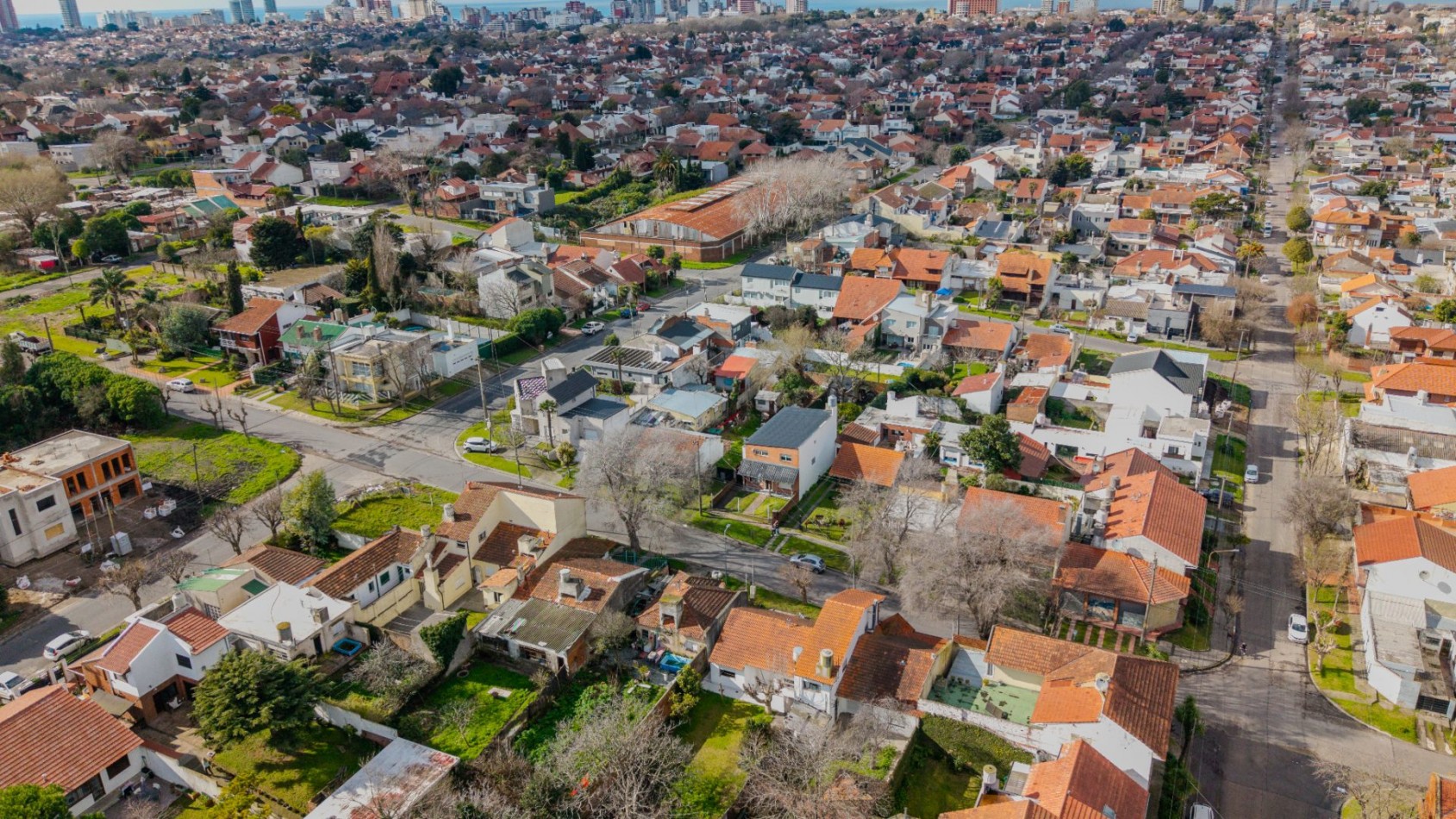 OPORTUNIDAD EN SAN CARLOS - CHALET A RECICLAR SOBRE LOTE DE 333 MTS2