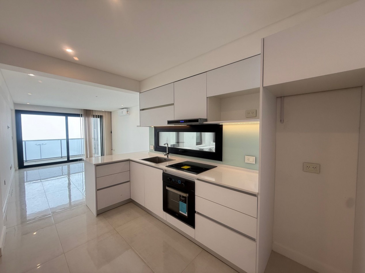 SEMIPISO DE CATEGORIA - 3 AMBIENTES A ESTRENAR CON VISTA PLENA AL MAR - COCHERA