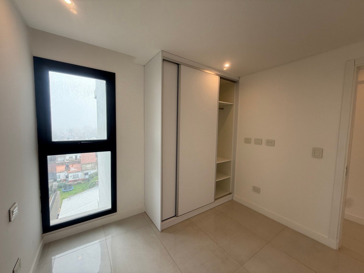 SEMIPISO DE CATEGORIA - 3 AMBIENTES A ESTRENAR CON VISTA PLENA AL MAR - COCHERA
