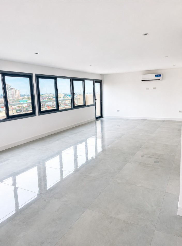 MODERNA OFICINA EN ALQUILER CON BALCON TERRAZA - ZONA MACROCENTRO