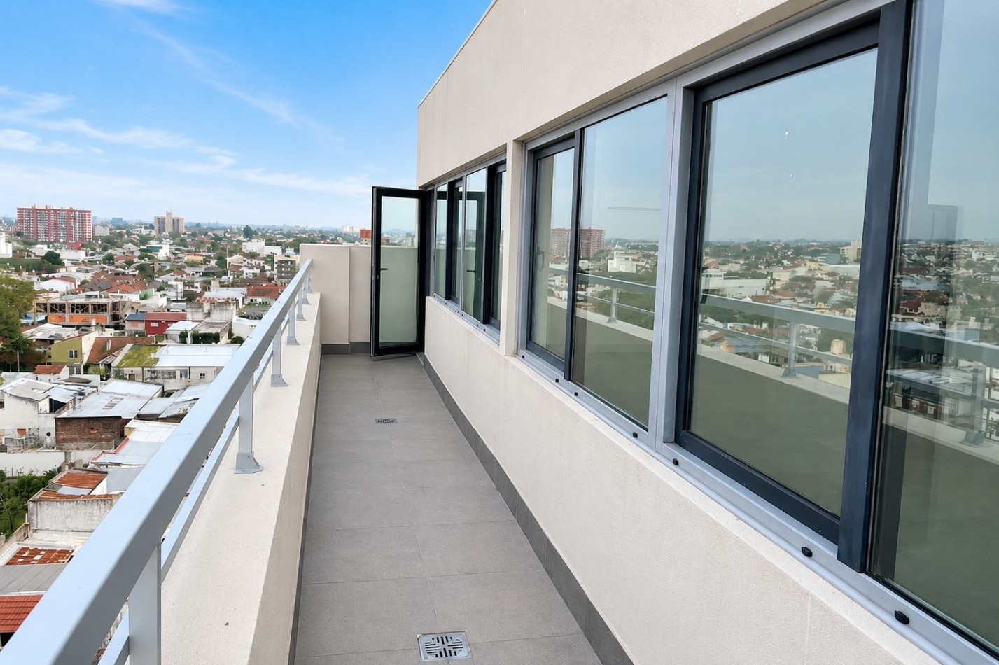 MODERNA OFICINA EN ALQUILER CON BALCON TERRAZA - ZONA MACROCENTRO