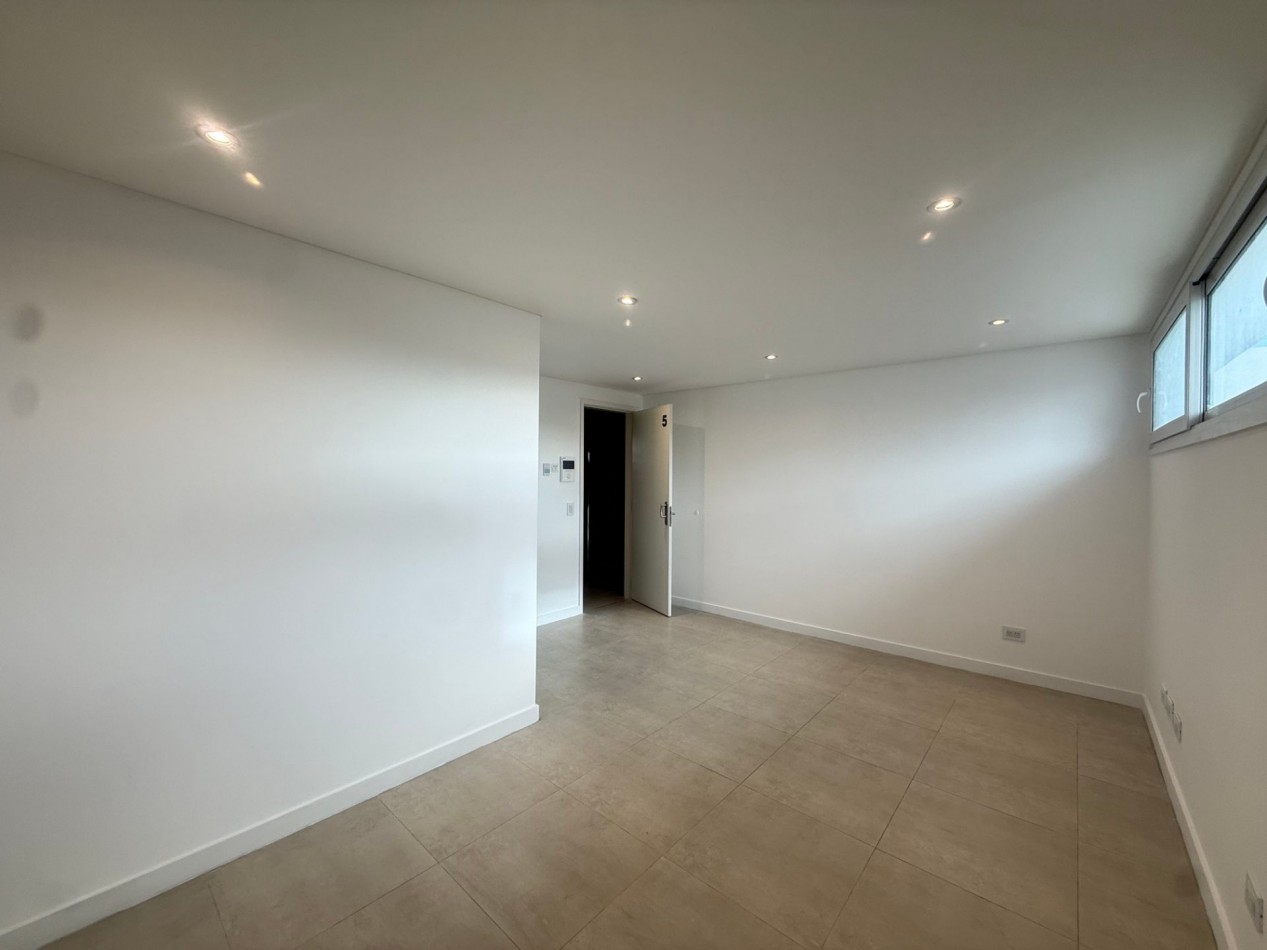 VENTA EN BLOCK - IMPORTANTE GALPON + 5 OFICINAS SOBRE AV. JUAN B JUSTO - POSIBILIDAD DE FINANCIACION