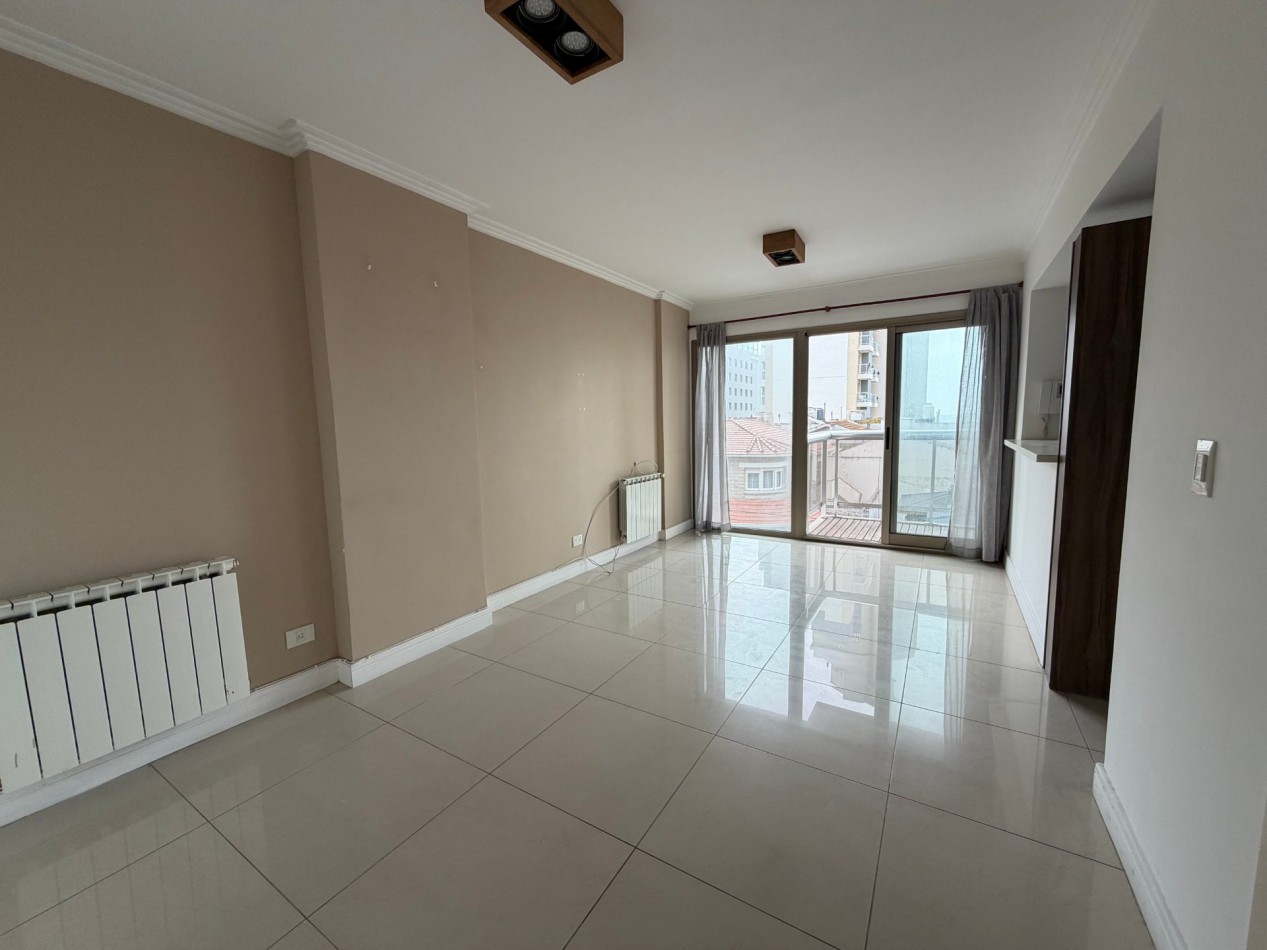 SEMIPISO 2 AMBIENTES CON BALCON A LA CALLE A UNA CUADRA DEL MAR - LA PERLA