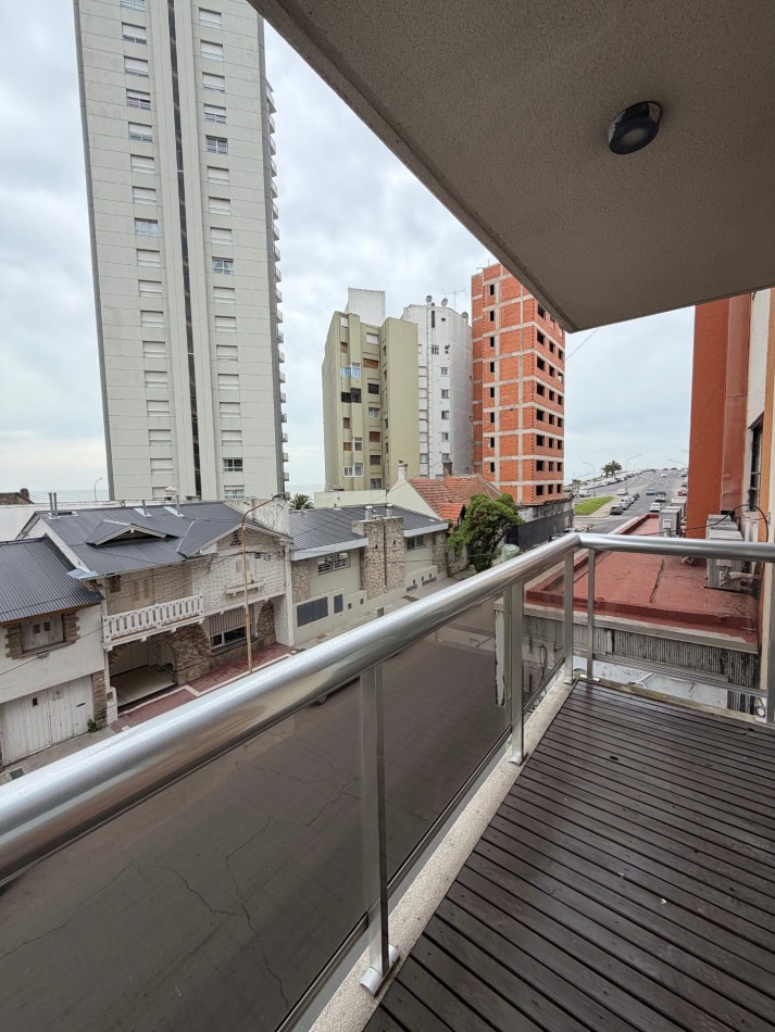 SEMIPISO TRES AMBIENTES CON COCHERA A METROS DEL MAR EN LA PERLA 