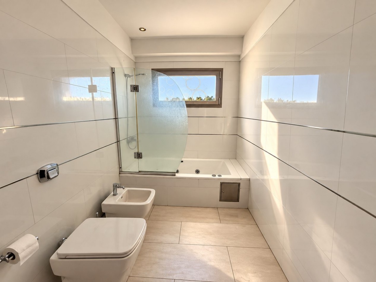 OPORTUNIDAD EN BARRIO PRIVADO RUMENCO - MODERNA CASA SOBRE DOS LOTES 