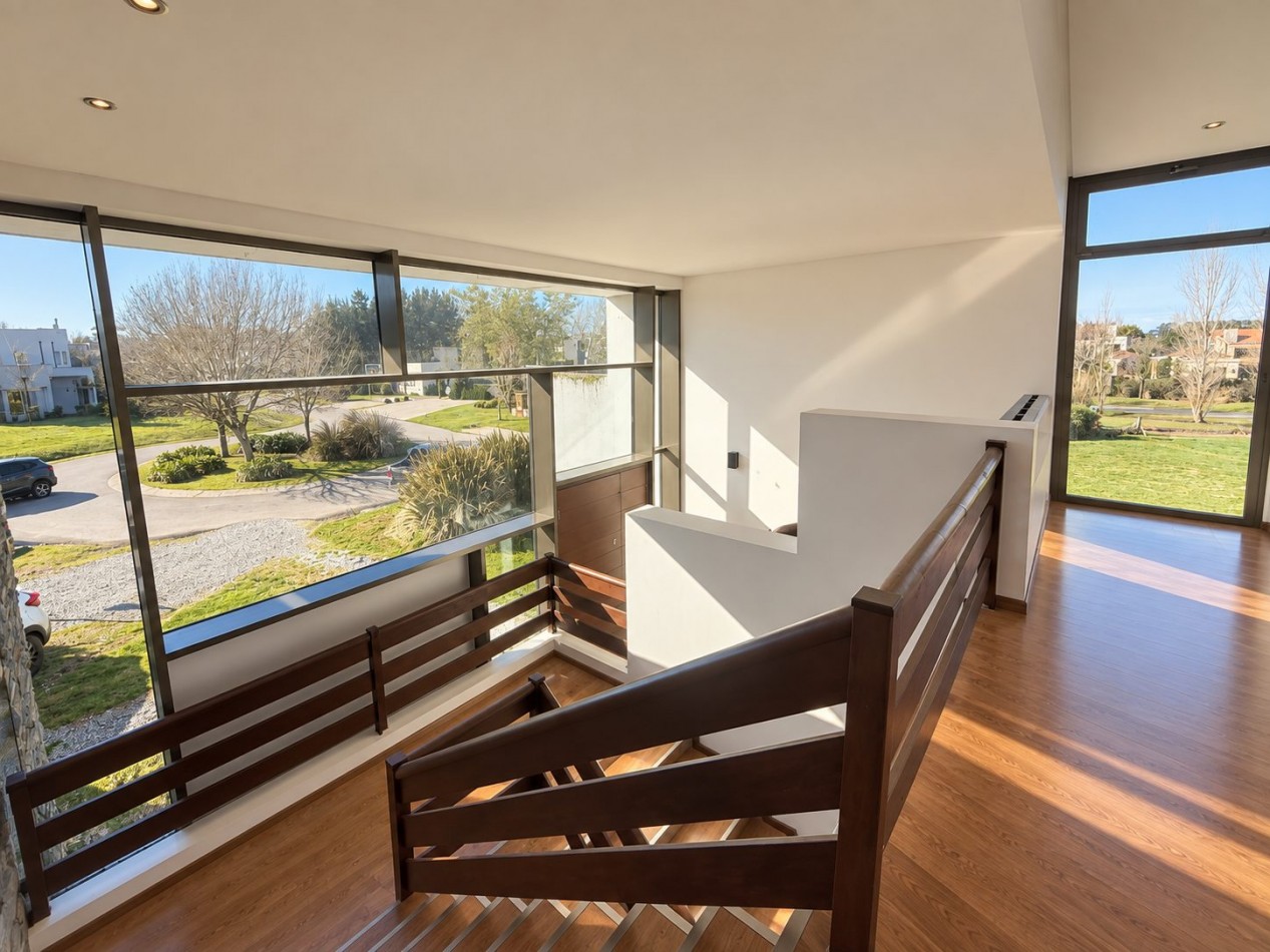 OPORTUNIDAD EN BARRIO PRIVADO RUMENCO - MODERNA CASA SOBRE DOS LOTES 