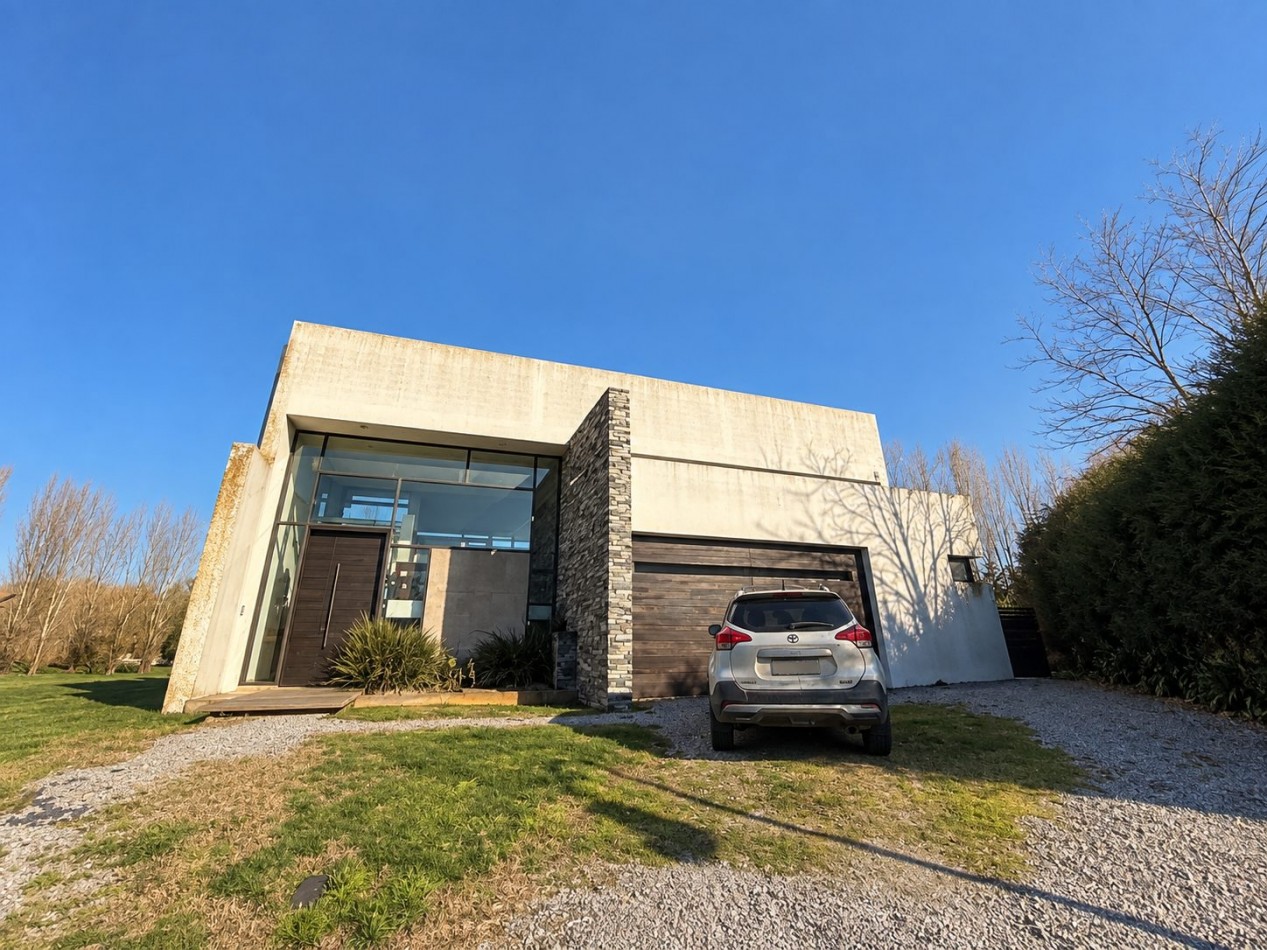 OPORTUNIDAD EN BARRIO PRIVADO RUMENCO - MODERNA CASA SOBRE DOS LOTES 