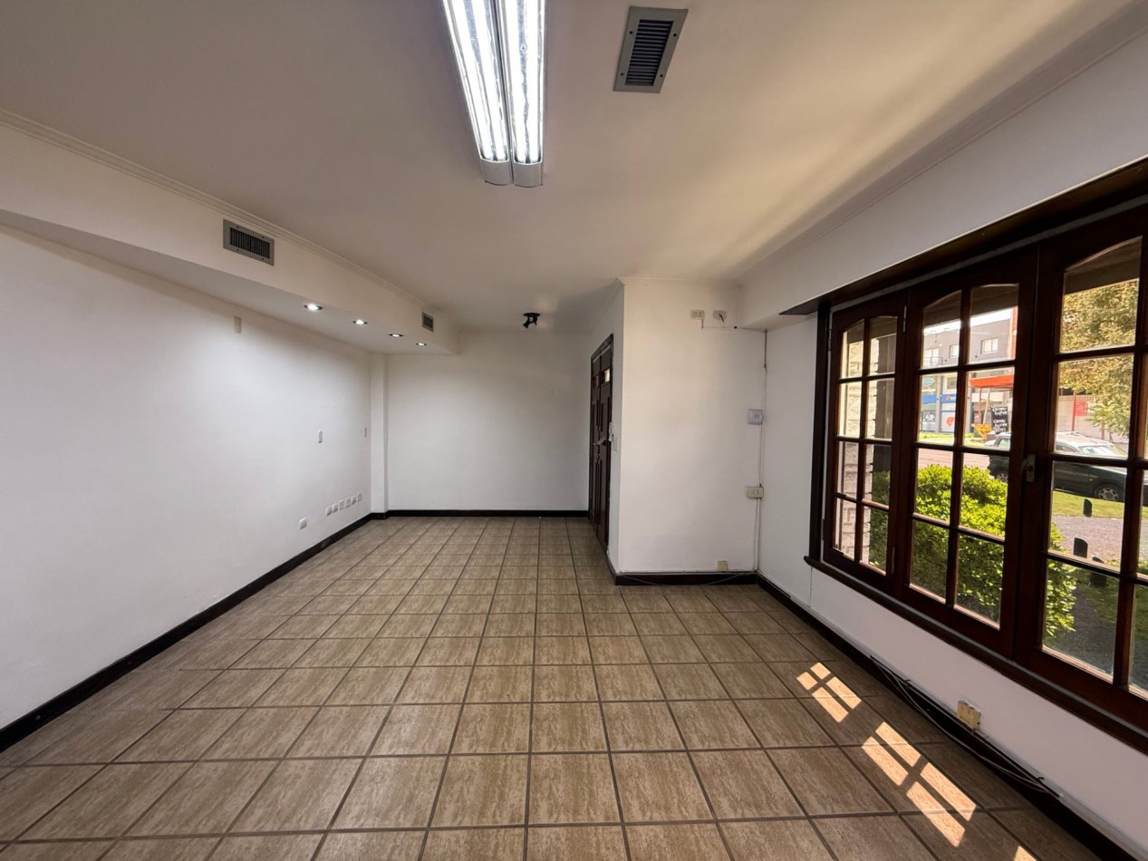 ALQUILER IMPORTANTE CHALET DE USO COMERCIAL-PROFESIONAL SOBRE AV. PASO