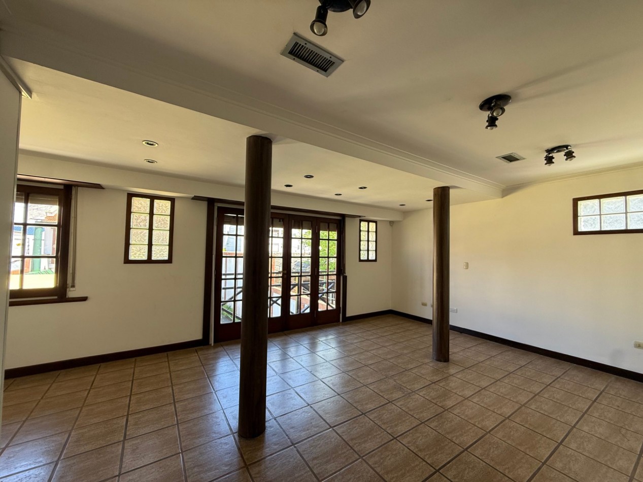 ALQUILER IMPORTANTE CHALET DE USO COMERCIAL-PROFESIONAL SOBRE AV. PASO