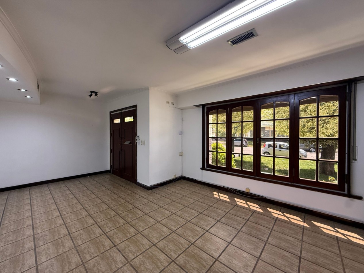 ALQUILER IMPORTANTE CHALET DE USO COMERCIAL-PROFESIONAL SOBRE AV. PASO