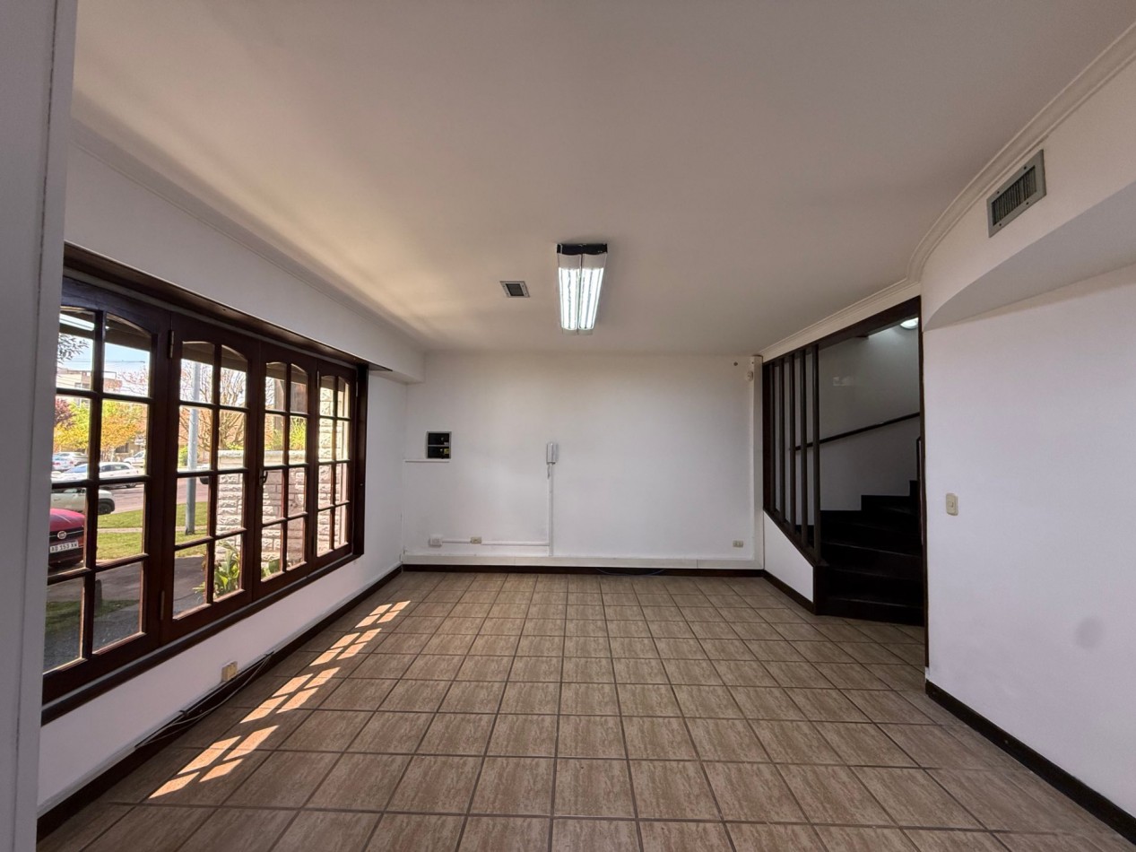 ALQUILER IMPORTANTE CHALET DE USO COMERCIAL-PROFESIONAL SOBRE AV. PASO