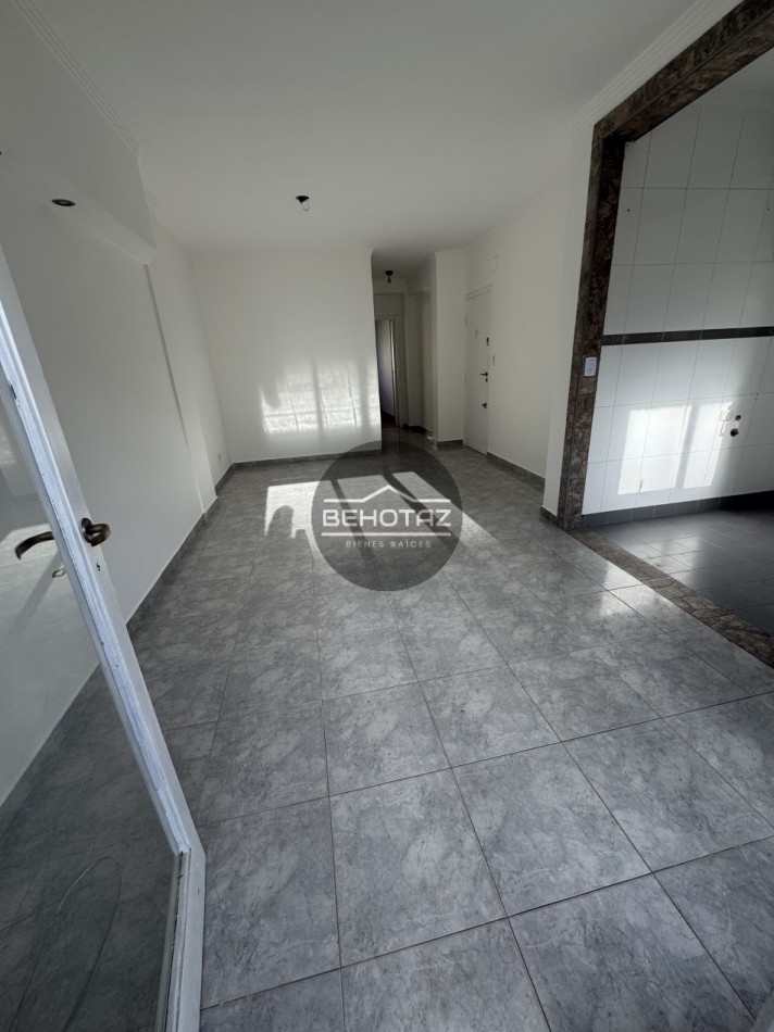 SEMIPISO DE 2 AMBIENTES A LA CALLE EN ALQUILER 24 MESES. LA PERLA MAR DEL PLATA