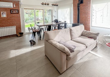 MODERNA CASA EN BOSQUE PERALTA RAMOS A UNA CUADRA DE LA PLAZA. MAR DEL PLATA 