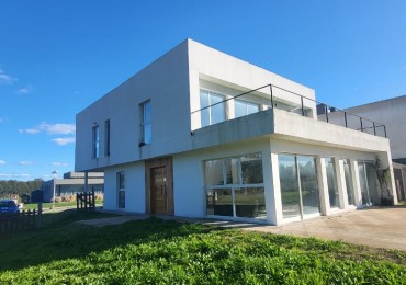 VENTA MODERNA CASA EN BARRIO PRIVADO TIERRAS DEL MAR. MAR DEL PLATA
