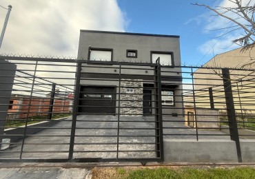 VENTA MODERNA CASA 4 AMBIENTES - APTA A CREDITO - BARRIO EL MARTILLO